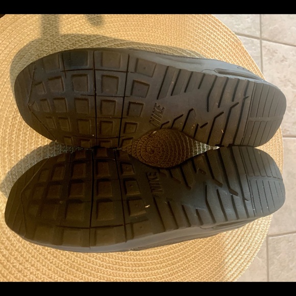 Big boys sz 4y Nike Air black with white - Picture 4 of 4